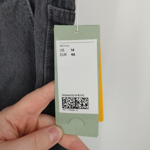 H & M  loose fit shorts - Picture 3 of 6